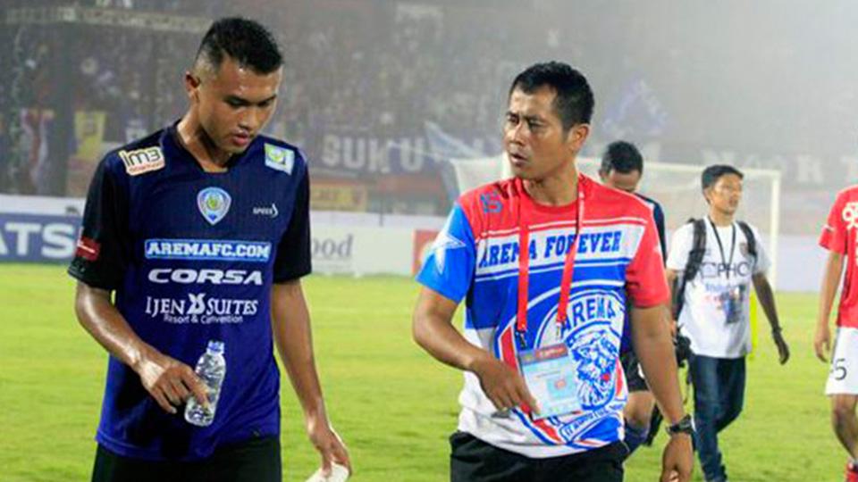 Joko Susilo (kanan) saat memberi arahan kepada salah satu pemain Arema ketika menghadapi Bali United. - INDOSPORT